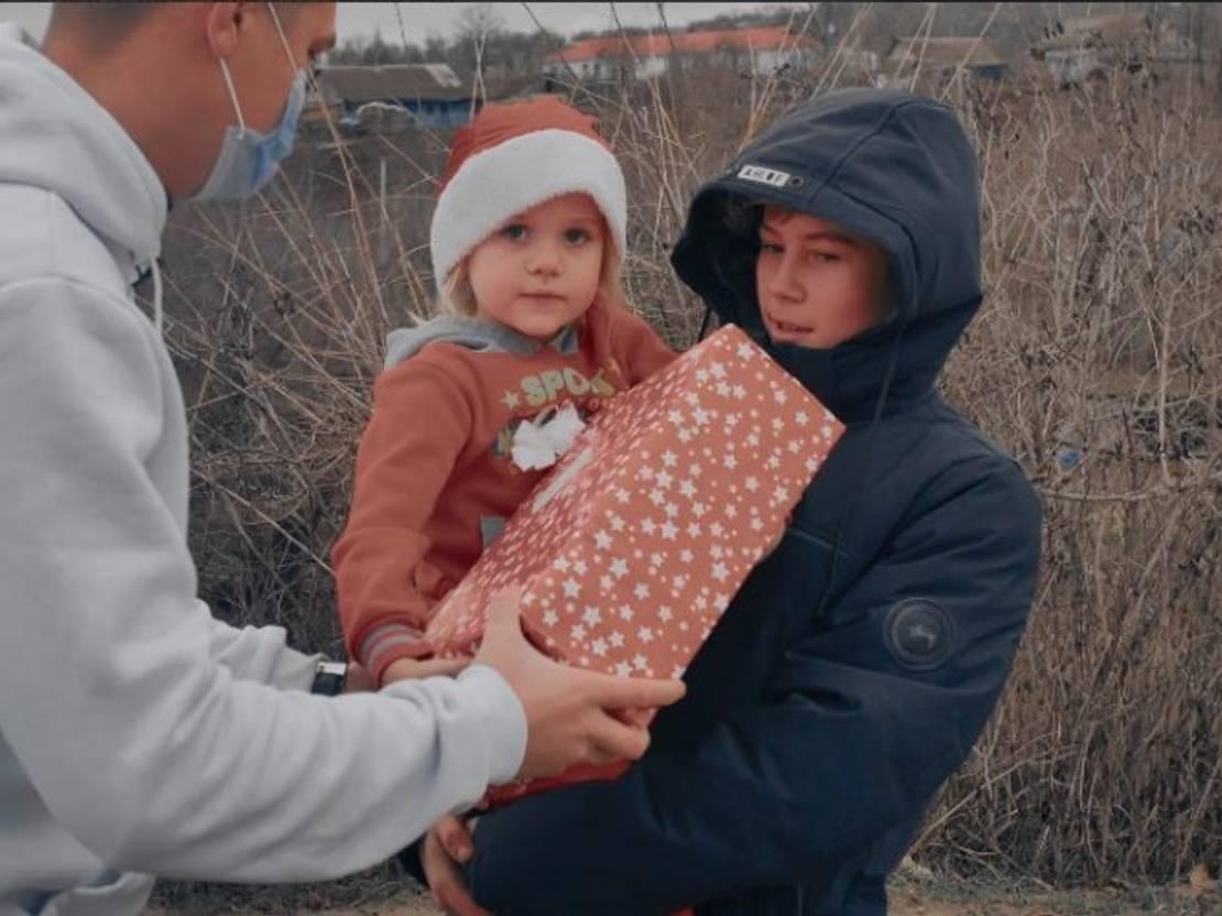/VIDEO/ Proimobil, în rol de Moș Crăciun. Compania imobiliară a ajutat la distribuirea cutiilor cu daruri